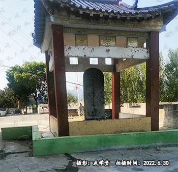 凌子和碑.jpg